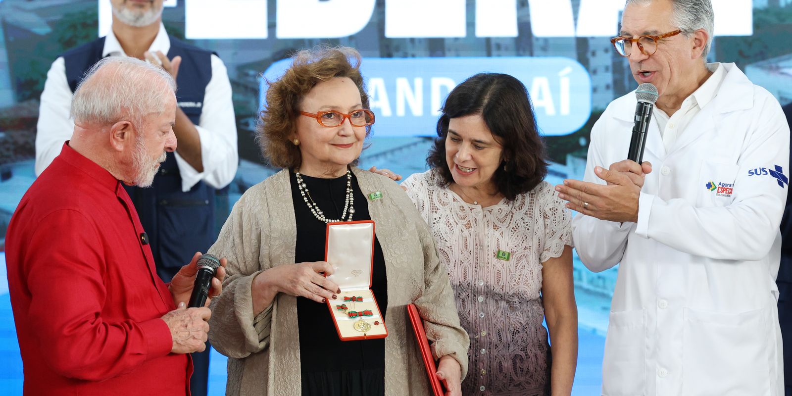 Pesquisadora Margareth Dalcolmo recebe medalha Oswaldo Cruz