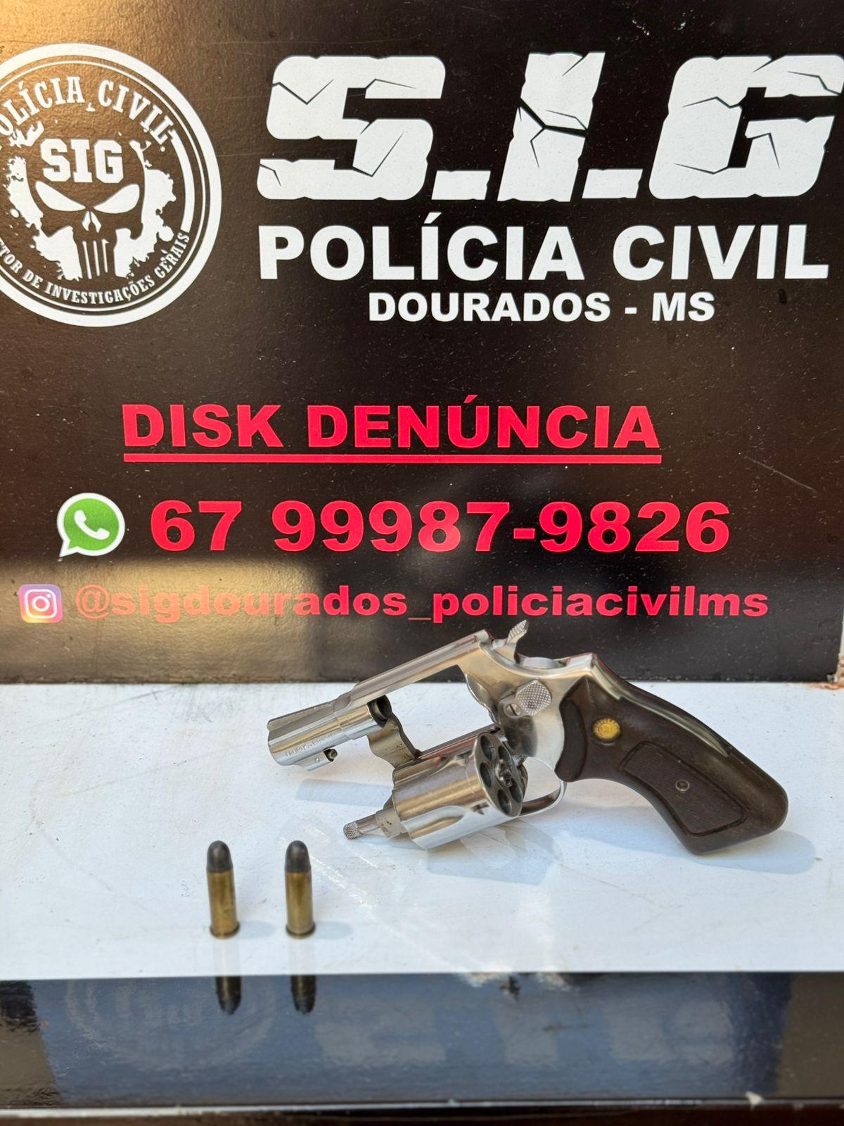 Polícia Civil prende em flagrante homem por posse irregular de arma de fogo em Dourados.