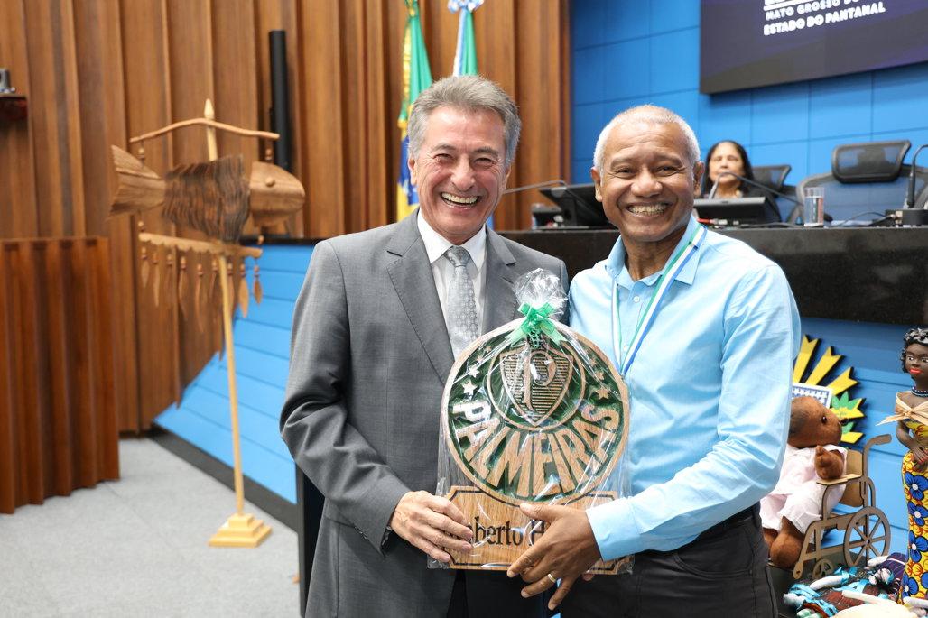 Natalino Rondon da Costa, de 55 anos, cujas mãos esculpem a memória de um povo.