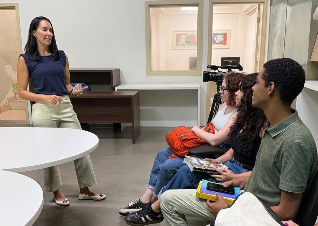 Tais Tellaroli, professora do curso de Jornalismo da UFMS, avalia  a importância da comunicação pública na promoção da igualdade. (Foto: Thiago Stiirmer).