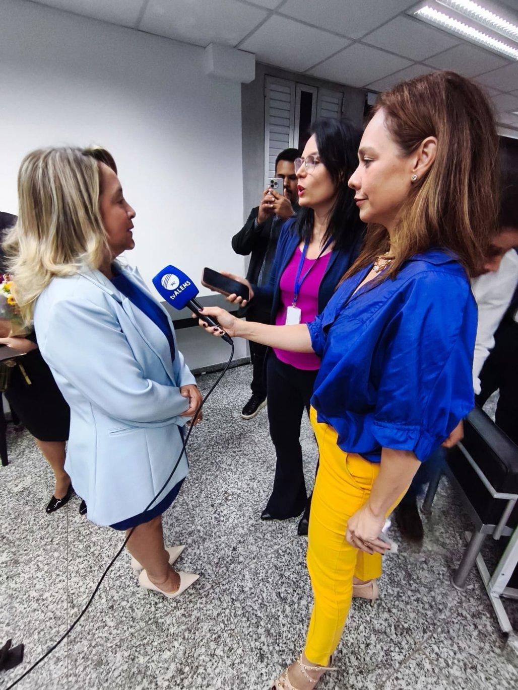 Jornalistas da ALEMS entrevistam a deputada Lia Nogueira. (Foto: Leandro Peralta)