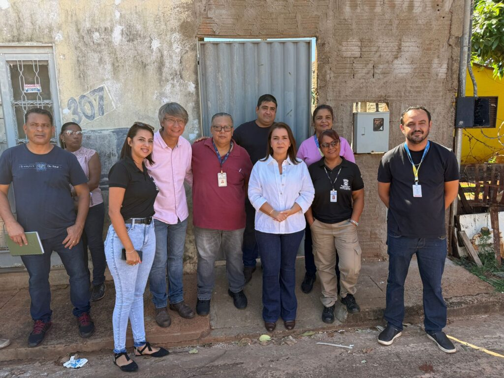 Prefeita Adriane Lopes, secretários e representantes do bairro durante visita. Foto: Pref CG