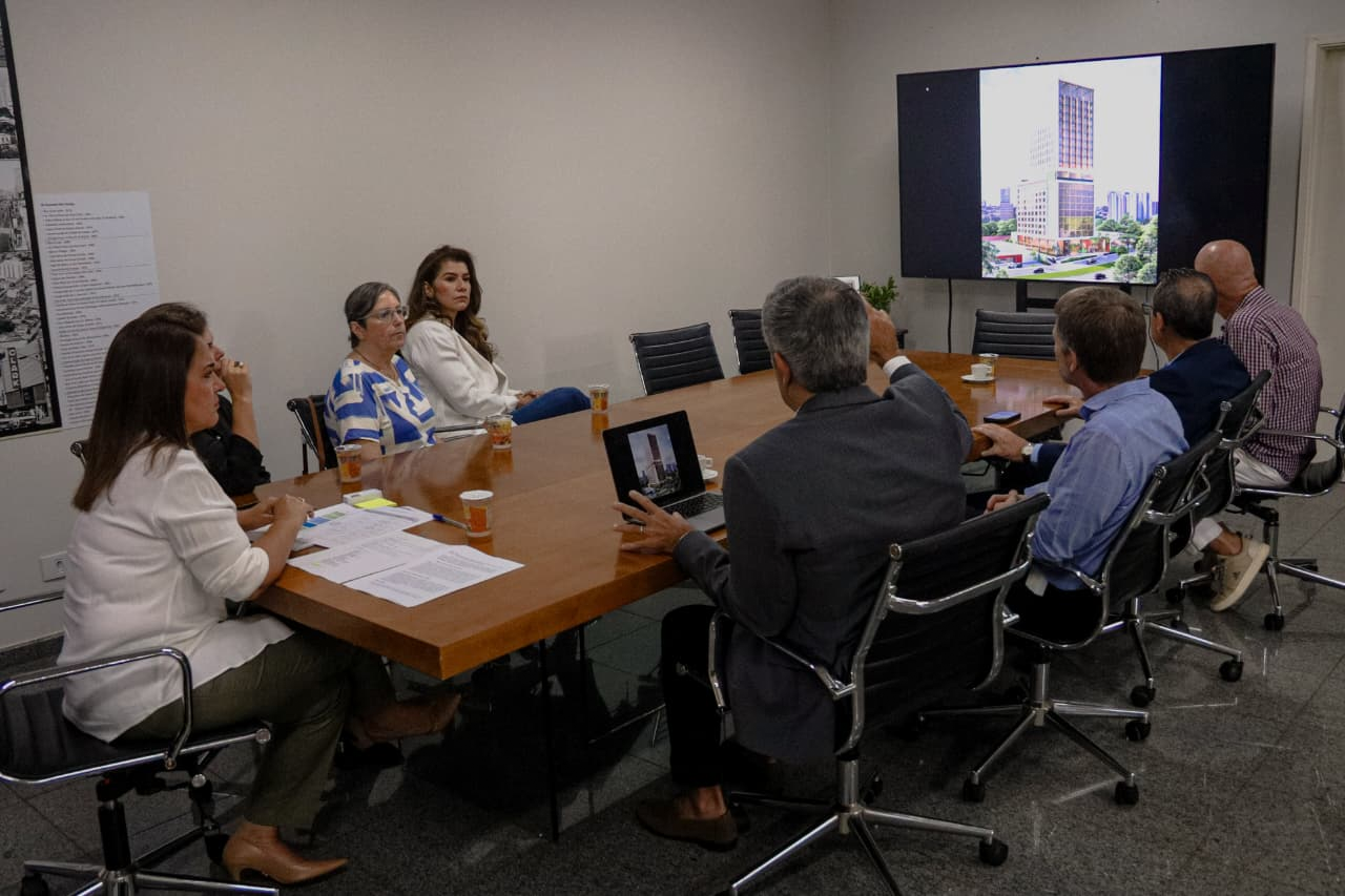 Reunião com presença da prefeita Adriane Lopes e representantes da Rede Hilton e da prefeitura. Foto: Pref CG/Divulgação
