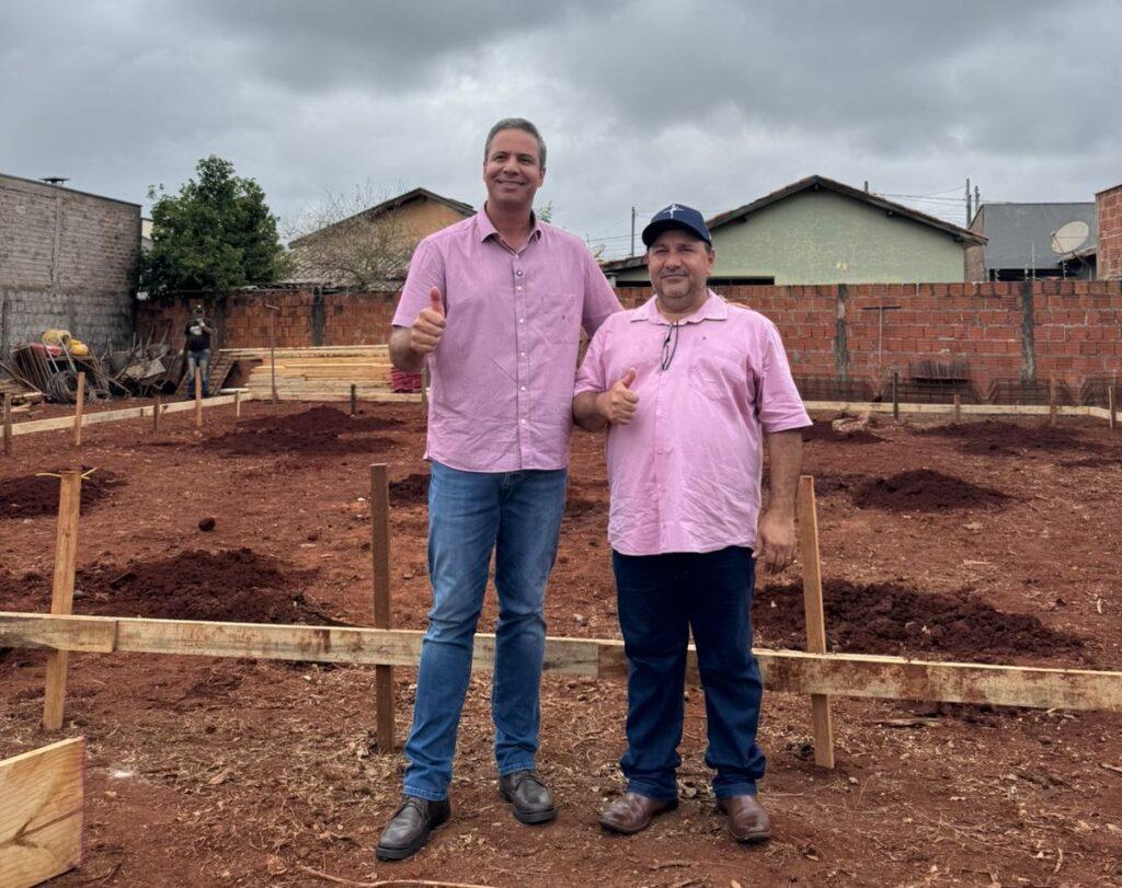 Prefeito Tiago Carbonaro e vereador Adriano Martins em visita ao canteiro de obras, nesta semana