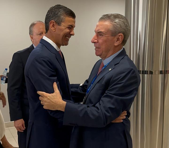 Paulo Corrêa e o presidente Santiago Peña, juntos em Assunción, nesta sexta-feira (13)