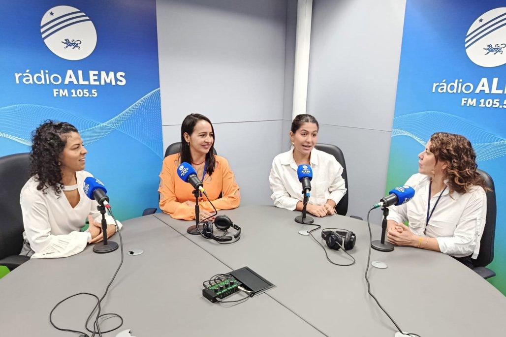 Mulheres que integram a Comunicação da  Casa de Leis no estúdio da Rádio ALEMS.