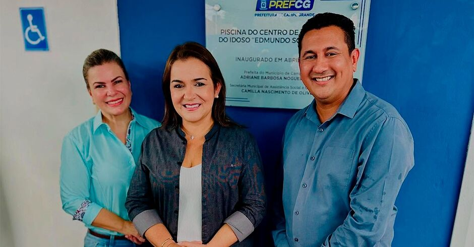 Pastor Douglas posa junto à prefeita e vice Foto: TopMídia News