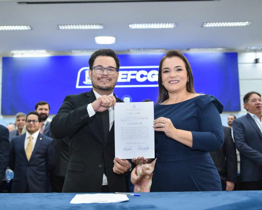 Secretário Lands Filho durante sua nomeação, em 13 de janeiro de 2025, ao lado da prefeita Adriane Lopes. Foto: Pref CG/Divulgação