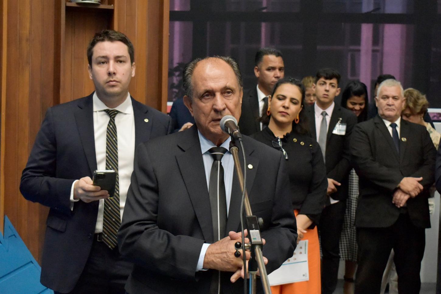 Zé Teixeira cobra retirada de entulhos da antiga ponte sobre Rio Santo Antônio