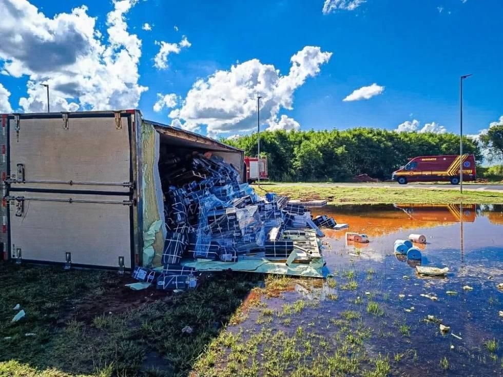 Caminhão com peixes tomba e carga é perdida na MS-338, em Santa Rita do Pardo