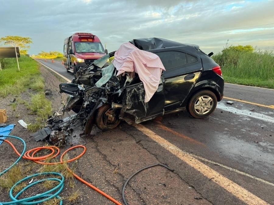 Carro colide com caminhão-tanque na BR-376, entre Ivinhema e Deodápolis; Jovem que vivia em Nova Andradina não resiste