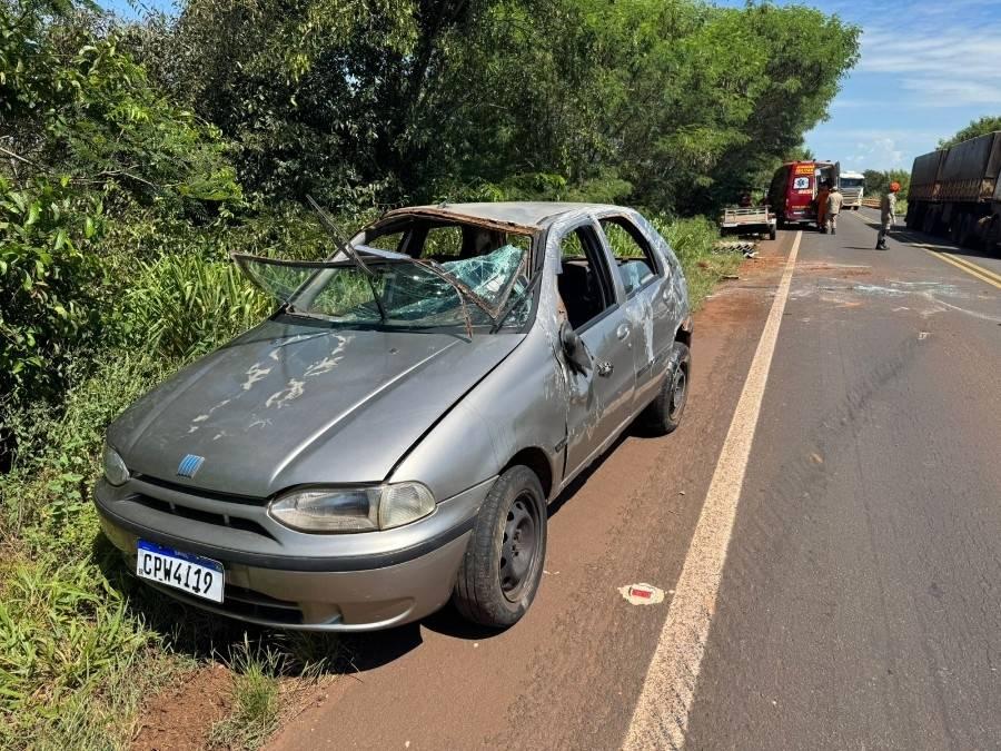Carro de passeio perde carretinha com telhas, perde a estabilidade e tomba na BR-376