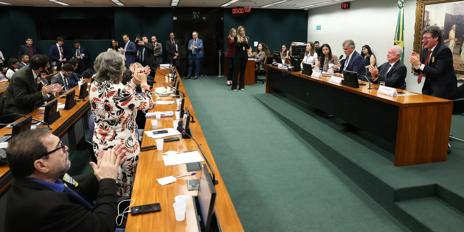 CCJ aprova admissibilidade de propostas que acabam com escala 6x1