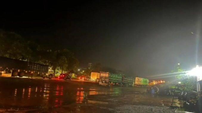 Colisão frontal entre carro e carreta faz duas vítimas na BR-163, em Jaraguari