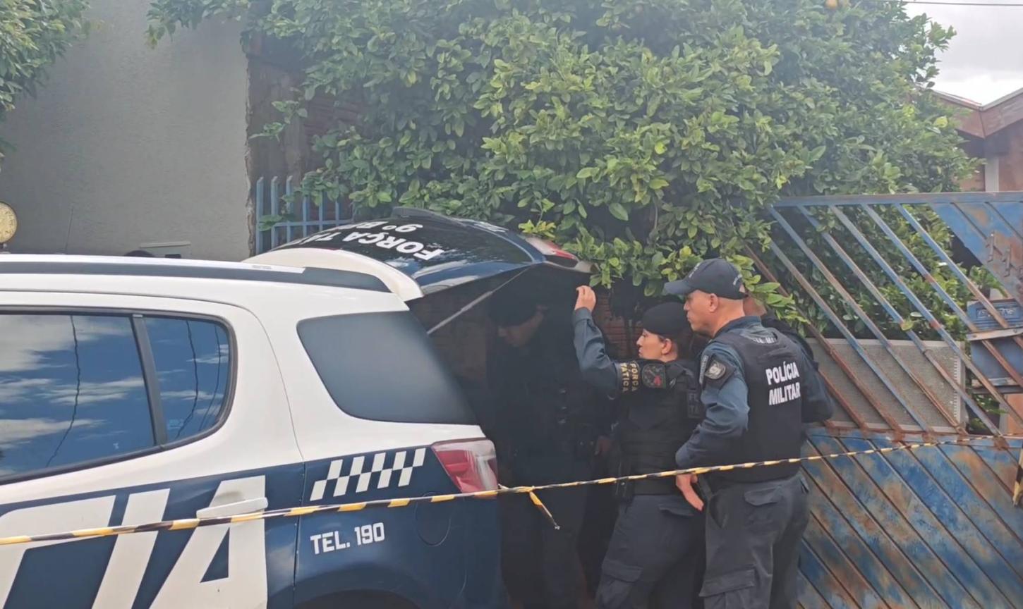 Companheiro acusado de morte de subtenente é preso sob gritos dos vizinhos