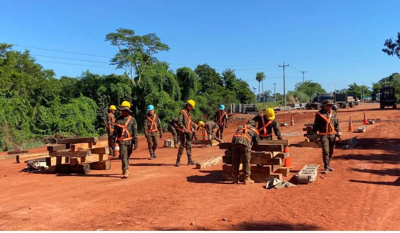 Exército começa montagem de ponte provisória sobre o Rio do Peixe, em Rio Negro