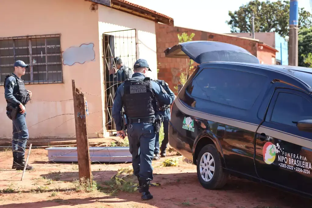 Homem com histórico de violência morre em confronto com a PM após ameaçar jovens e avançar com facão