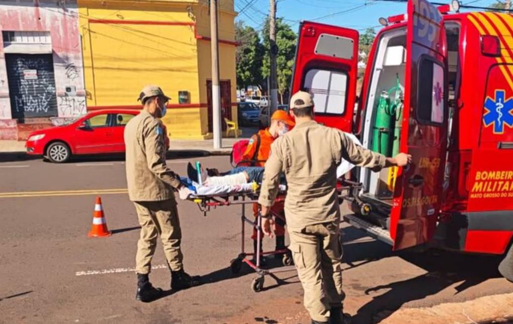 Jovem é atropelada no Centro de Campo Grande e testemunhas afirmam que carro passou por cima de sua perna