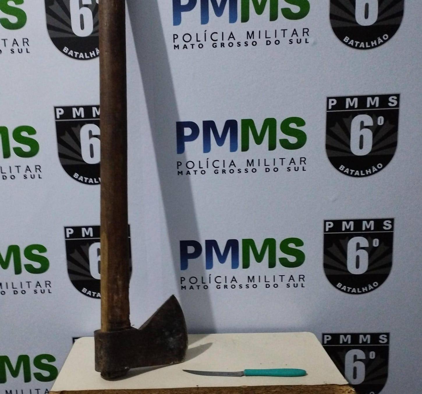 Jovem é detido em surto após destruir móveis da residência com um machado em Corumbá