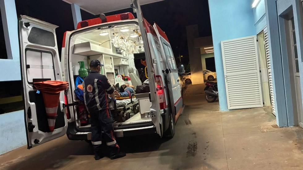 Motociclista colide com caminhonete estacionada e fica ferido em Nova Andradina
