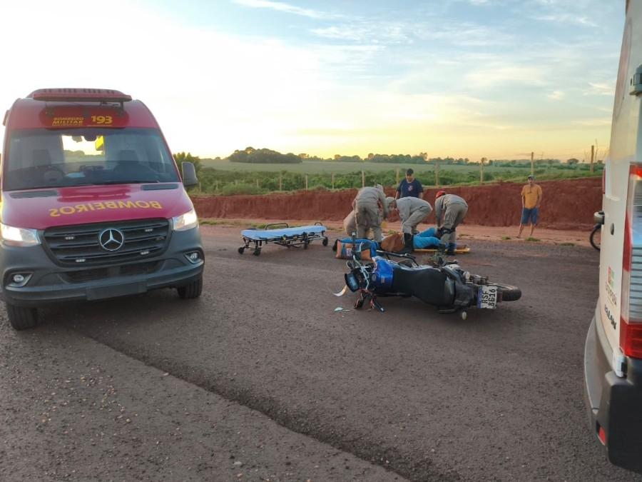 Motociclista perde o controle após bater em monte de terra na MS-276 e vai parar no hospital