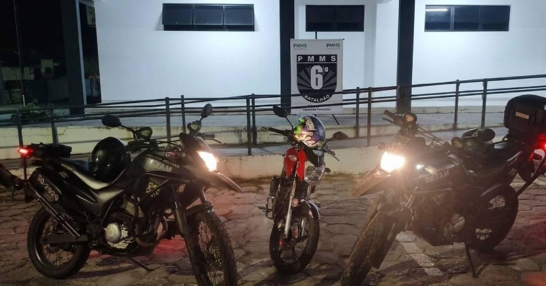 Motociclista sem CNH tenta fugir, mas é preso por direção perigosa durante madrugada em Corumbá