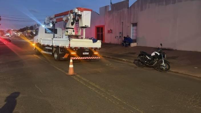 Motociclista tenta ultrapassagem, quase colide com caminhão, mas acaba caindo da moto e é internado em estado grave