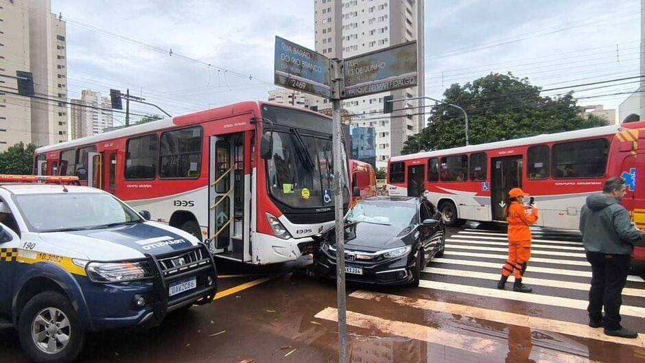 Ônibus arrasta carro que furou sinal e 4 pessoas ficam feridas no centro de Campo Grande
