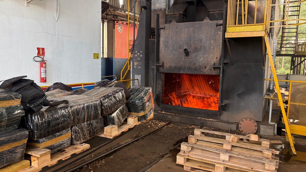 Polícia Civil divulga imagens de incineração de cerca de 1 tonelada de drogas em Itaquiraí