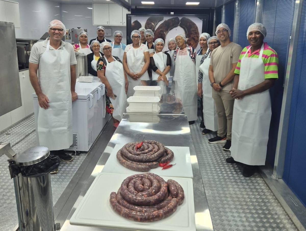 Prefeitura celebra formação de usuários de CRAS em curso de linguiça durante Expogrande