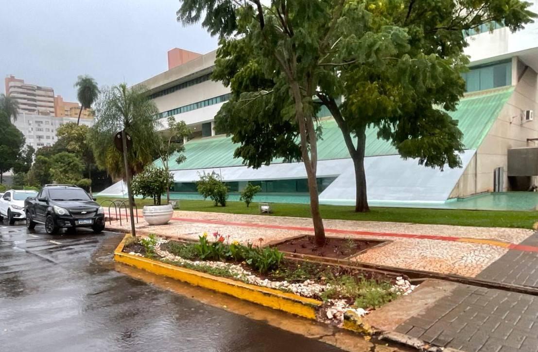 Prefeitura inaugura primeiro jardim de chuva e anuncia novo modelo de drenagem sustentável em Campo Grande