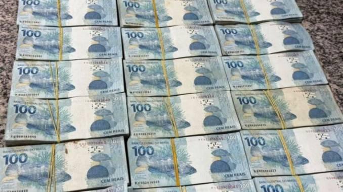 PRF flagra motorista sem CNH com R$ 580 mil na BR-163