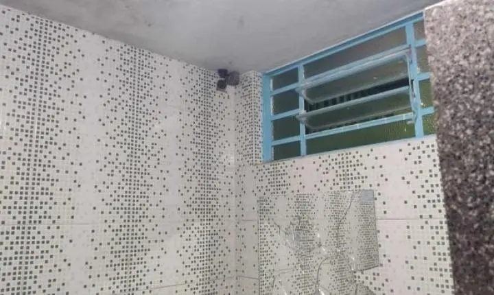 Câmera em banheiro feminino de escola na Mata do Jacinto gera revolta e Polícia apreende equipamento