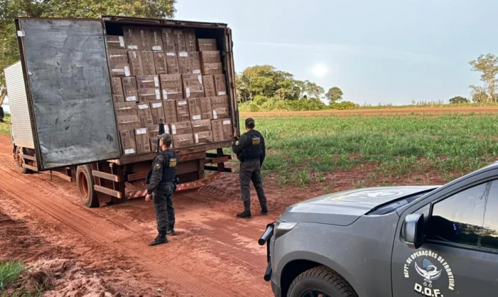 Caminhão com 40 mil pacotes de cigarros contrabandeados é abandonado em Mundo Novo