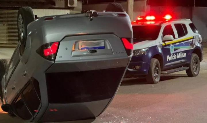 Ford Fiesta capota após colidir com outros dois carros estacionados em Ivinhema