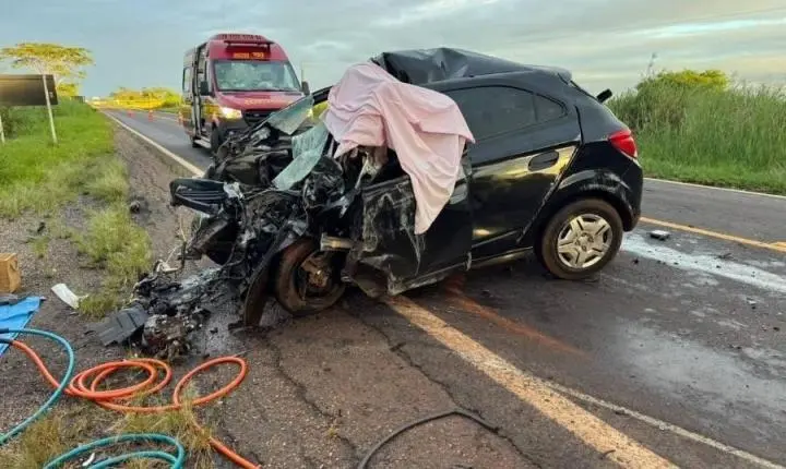 Carro colide com caminhão-tanque na BR-376, entre Ivinhema e Deodápolis; Jovem que vivia em Nova Andradina não resiste