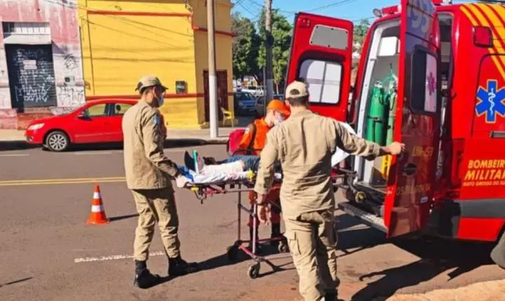Jovem é atropelada no Centro de Campo Grande e testemunhas afirmam que carro passou por cima de sua perna