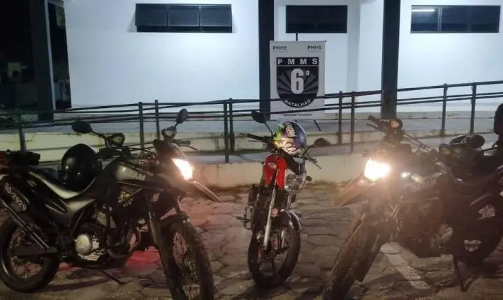 Motociclista sem CNH tenta fugir, mas é preso por direção perigosa durante madrugada em Corumbá