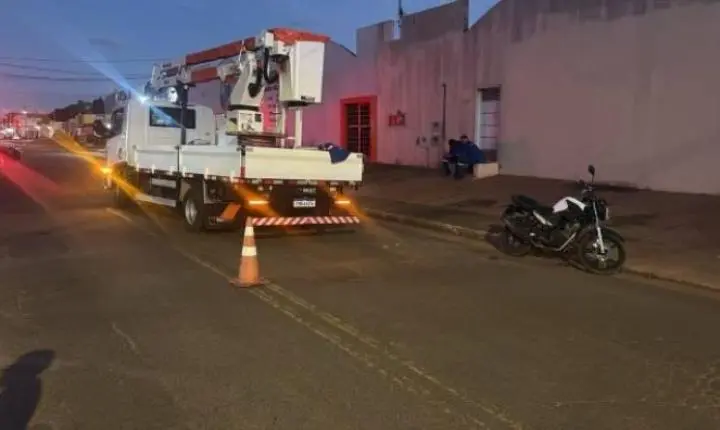 Motociclista tenta ultrapassagem, quase colide com caminhão, mas acaba caindo da moto e é internado em estado grave