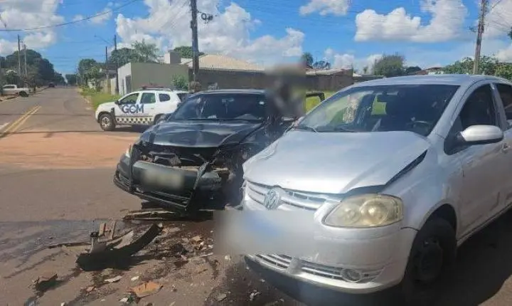 Motorista deixa filhos na escola e se envolve em acidente no Nova Lima