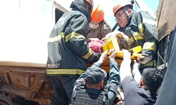 Motorista fica preso às ferragens após colisão entre carretas em Deodápolis