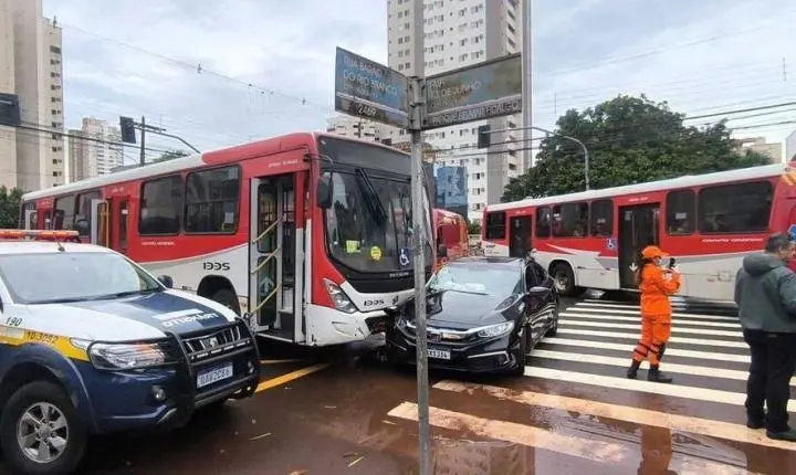 Ônibus arrasta carro que furou sinal e 4 pessoas ficam feridas no centro de Campo Grande