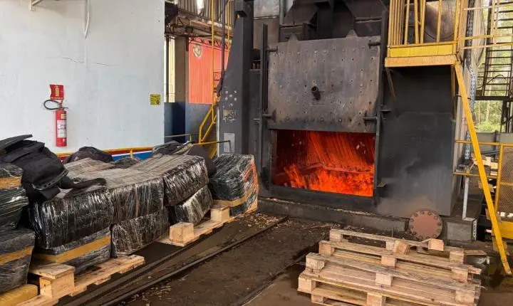 Polícia Civil divulga imagens de incineração de cerca de 1 tonelada de drogas em Itaquiraí