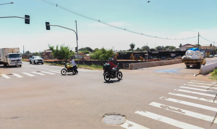 Ponte no cruzamento da Ernesto Geisel com a Bom Sucesso é liberada, após um mês de interdição