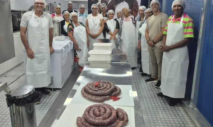 Prefeitura celebra formação de usuários de CRAS em curso de linguiça durante Expogrande