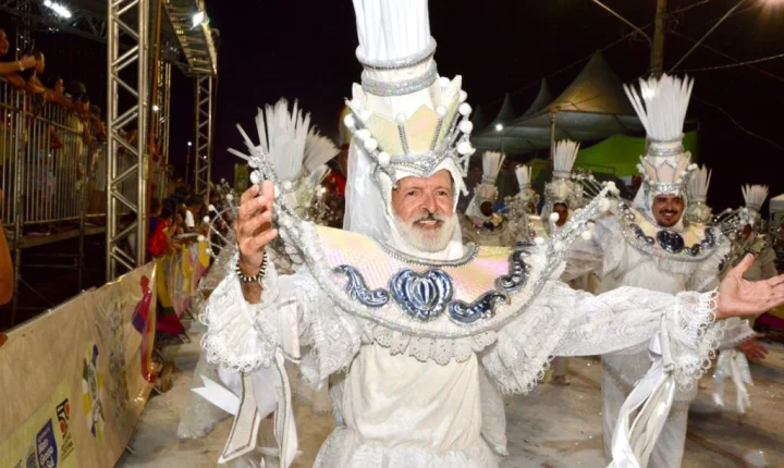 Primeira noite de desfiles tem 15 mil na Praça do Papa, segundo prefeitura