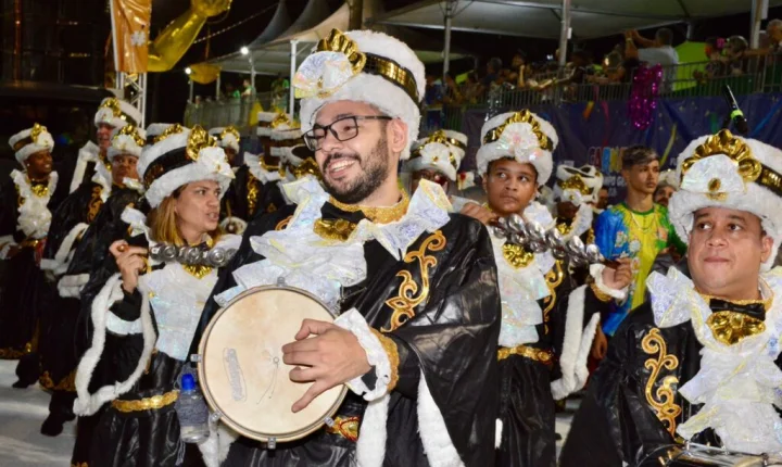 Primeira noite de desfiles tem 15 mil na Praça do Papa, segundo prefeitura