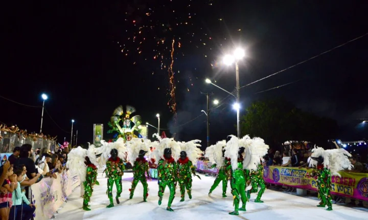 Primeira noite de desfiles tem 15 mil na Praça do Papa, segundo prefeitura